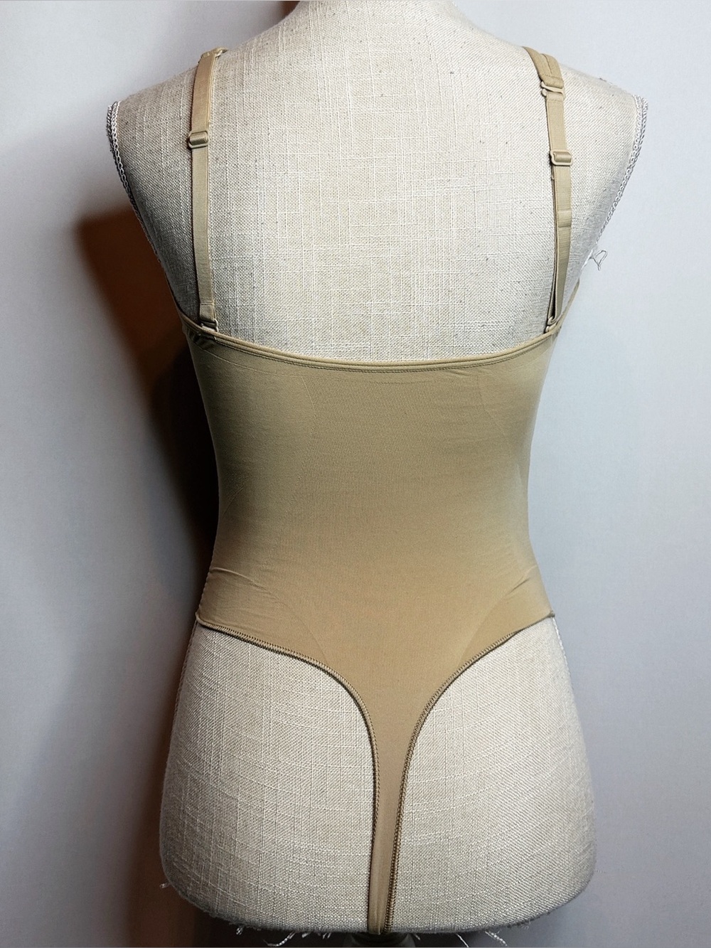 Skims Seamless Sculpt Deep Plunge Thong Bodysuit - Picture 5 of 6